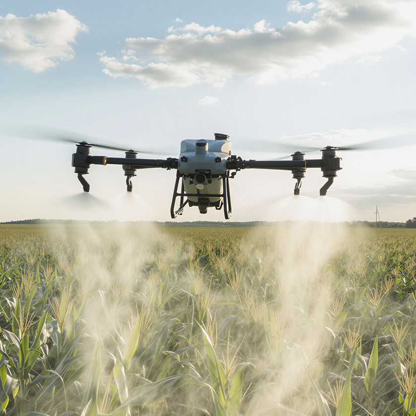 Aplikační dron při postřiku nad porostem