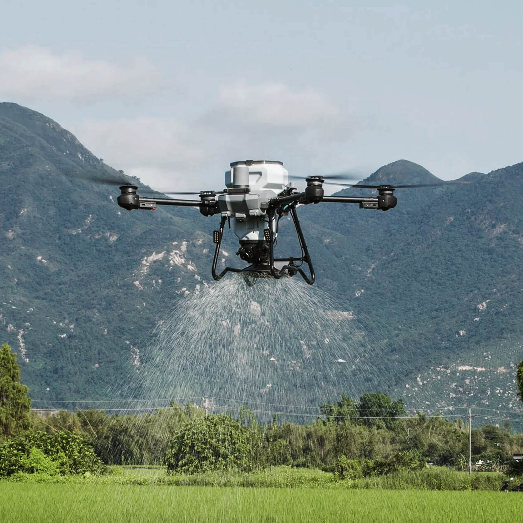 Aplikační dron při rozmetání granulovaného hnojiva nad polem
