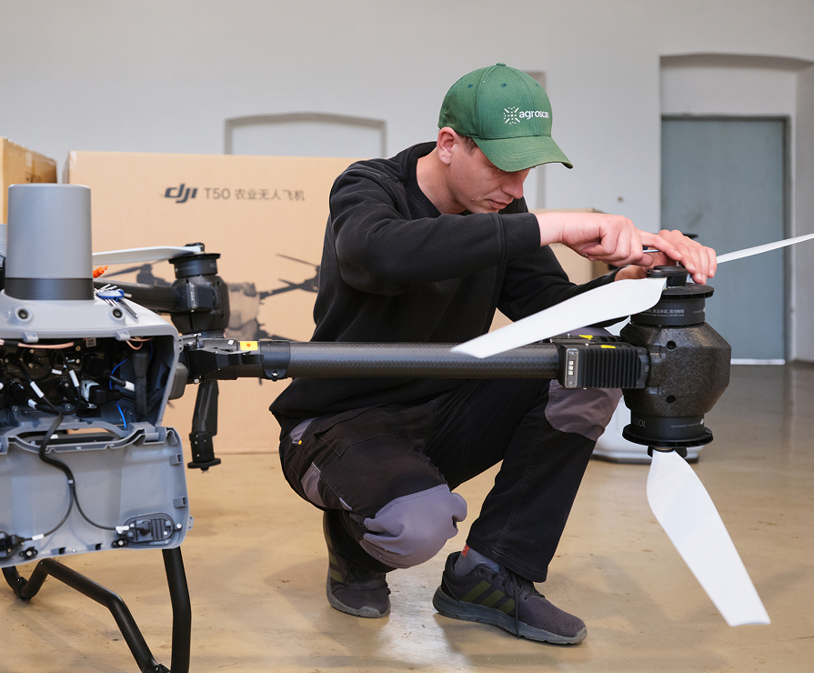 Zaměstnanec firmy Agroscan opravuje dron