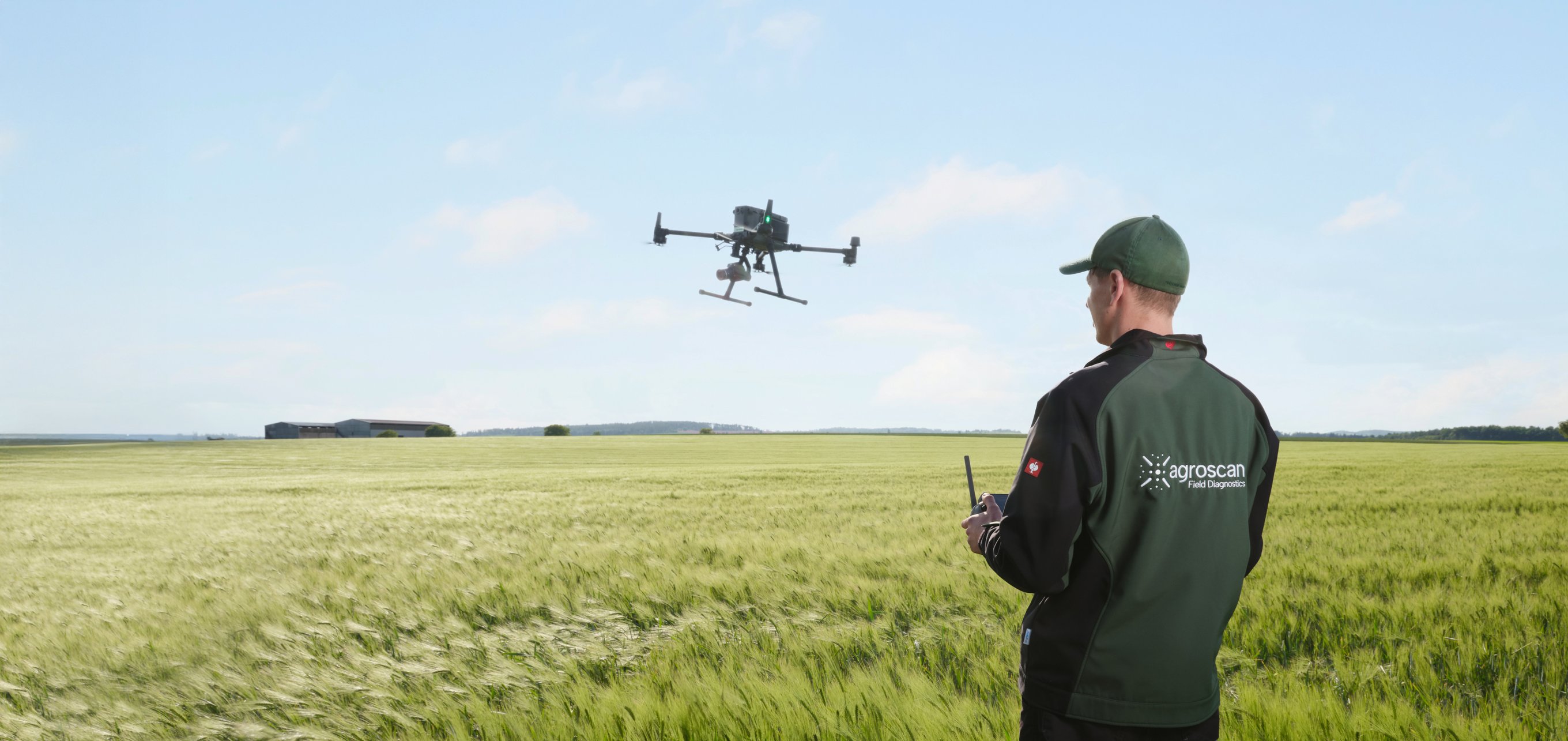 Pohled z dronu na zemědělské pole s traktorem při zpracování půdy