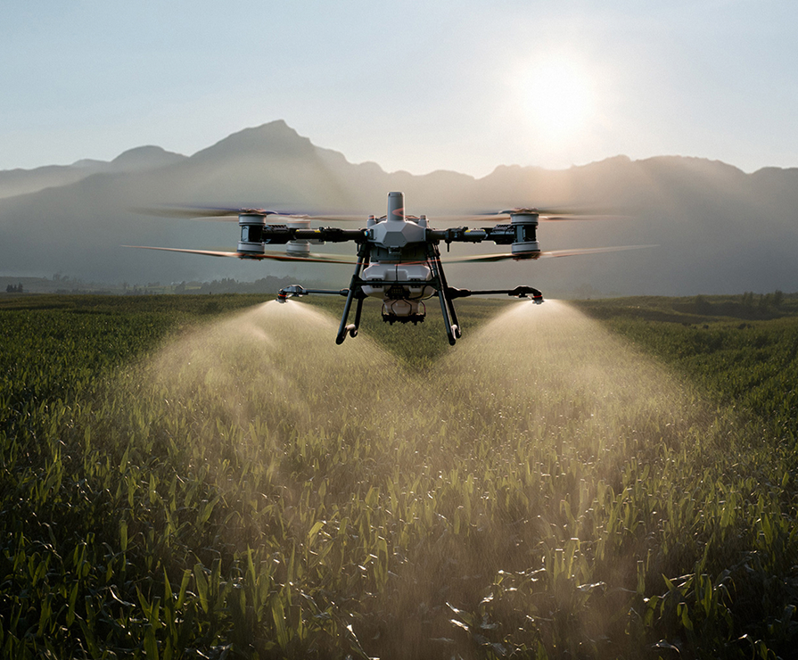 Aplikační dron při výživě a postřiku porostu